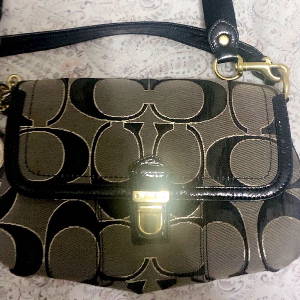 Authentic Coach Purse comes with 2 straps